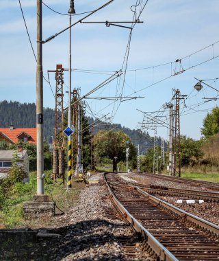 Güneşli bir yaz gününde boş demiryolu rayları, kırsal alanda, pilla