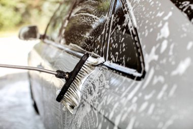 Self servis otogarda yıkanmış gümüş araba yan, fırça bırakarak