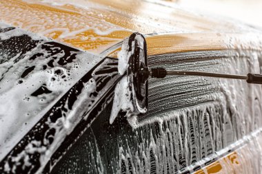 Sarı arabanın yan self servis carwash yıkanıyor, Fırça lea
