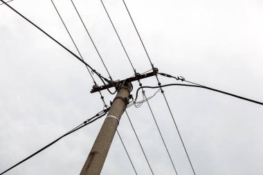 Güç hatları ile küçük beton sütun, backgrou bulutlu gökyüzü