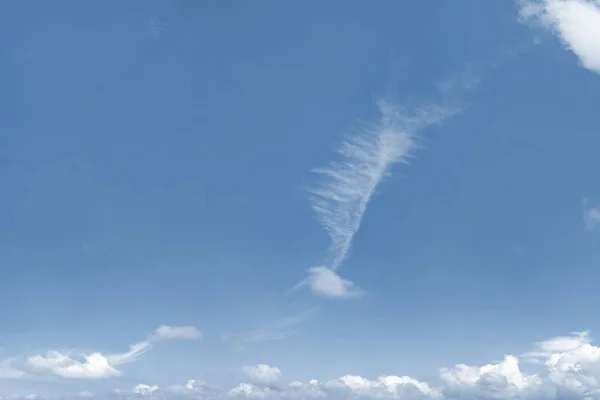 Foto av blå himmel med märkligt formad moln. — Stockfoto
