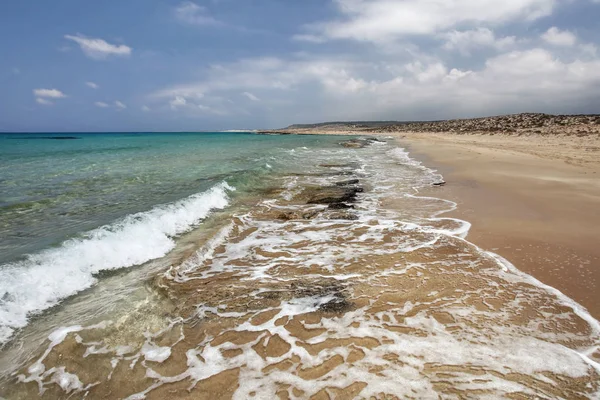 Vacker vild strand, små klippor i fin sand, oförstörd med n — Stockfoto