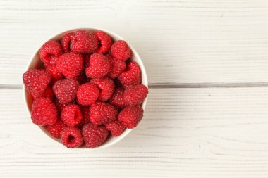 Masa başı görünümü, wh ahududu ile dolu küçük porselen fincan