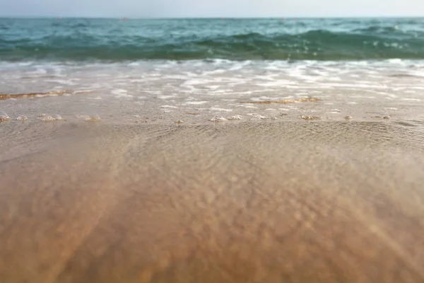 Låg vinkel foto från marknivå-Beach sand våt från havet, DRO — Stockfoto