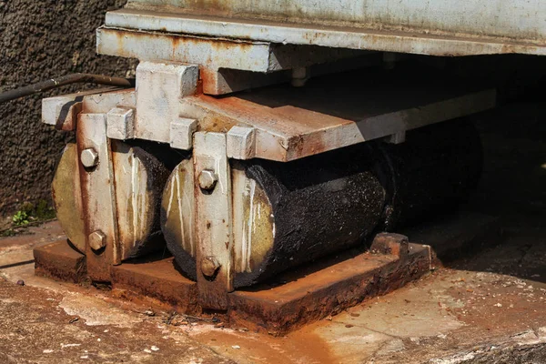 Rollen am Ende der Eisenbahnbrücke, zur Wärmeausdehnung — Stockfoto