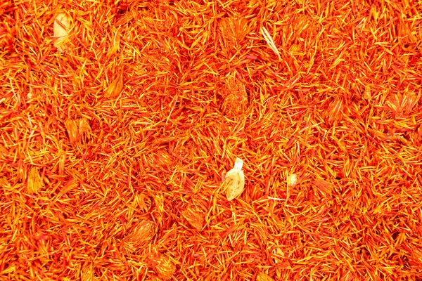 Vista superior, detalle de azafrán seco rojo naranja brillante (Crocus sati —  Fotos de Stock