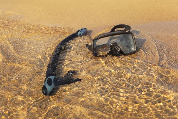 Tubo respiratore nero per boccaglio e maschera subacquea, in mare poco profondo — Foto Stock