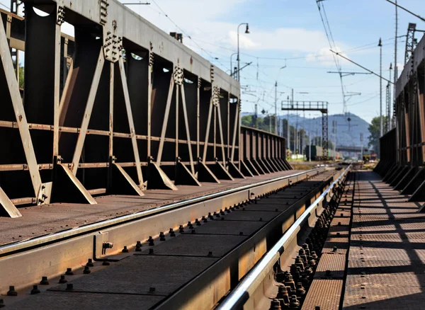 Pohled ze starého železničního mostu, hnědý z rezavé koleje, železniční tratě, cabl — Stock fotografie