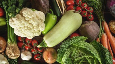 Yukarıdan aşağıya görünüm, ahşap masa üzerinde karışık sebze