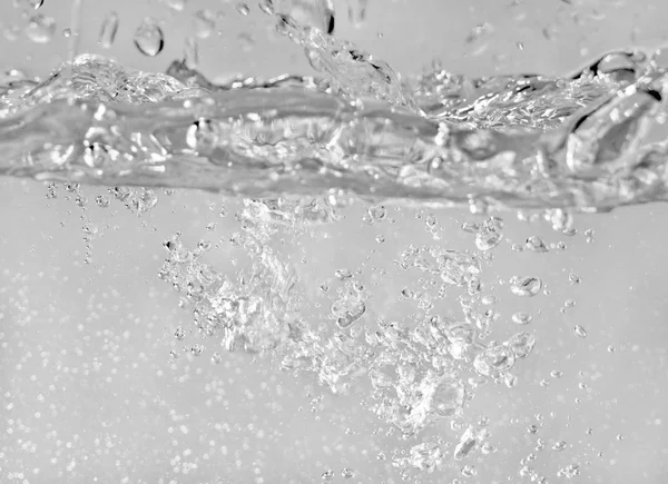 Percikan air sebagai cairan dituangkan ke dalam tangki, latar belakang abstrak — Stok Foto
