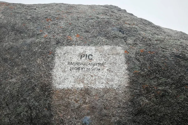 Podepište to na vrcholku Pic Boby alias. Imarivolanitra v masivu Andringitra s nadmořskou výškou. Tento vrchol je nejvyšším přístupným místem na Madagaskaru — Stock fotografie