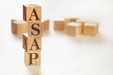 Dört ahşap küpler metin Asap anlamı ile yığın halinde düzenlenmiş en kısa sürede onlara, sağ köşede metin görüntüsü için boşluk