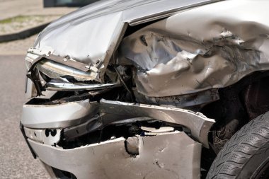 Kaza sonrası kaza yayan araç, yıkılan ön ışık ve metal plakalar üzerinde detay