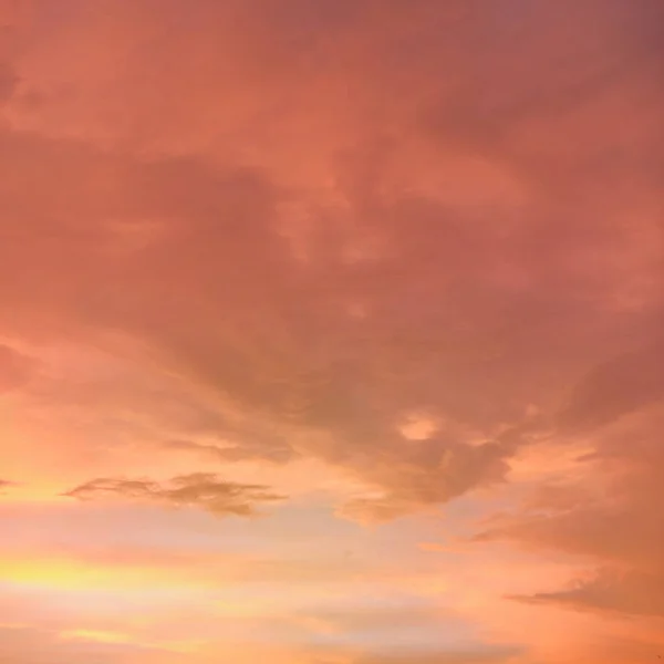 Cielo arancione e rosa dopo il tramonto - può essere utilizzato come sfondo con soggetti posti di fronte — Foto Stock
