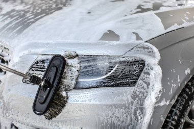 Araba manuel oto yıkama fırçasında temizlenmiş. Şampuanda felç izi bırakmış.