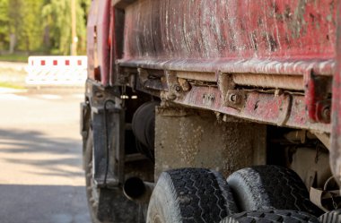 Eski paslı ve kirli kamyon tarafının yakın çekimi, araba boyası soyuluyor.