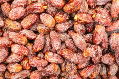 Kurumuş tarihler gıda pazarında sergileniyor. Kyrenia, Norhtern Kıbrıs.