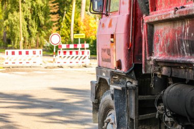 Eski paslı ve kirli kırmızı kamyonet tarafı, boyası dökülüyor. 