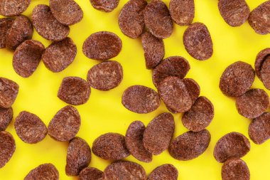 Masaüstü fotoğrafı, sarı tahtada çikolatalı mısır gevreği..