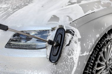 Gümüş araba farının ayrıntıları. El yıkaması, fırça C...