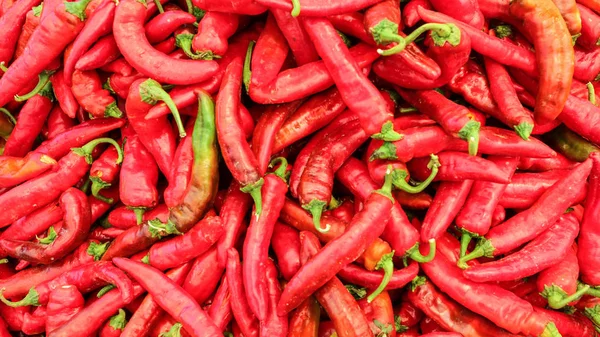 Vista dall'alto sui peperoni rossi a punta esposti nel mercato alimentare — Foto Stock