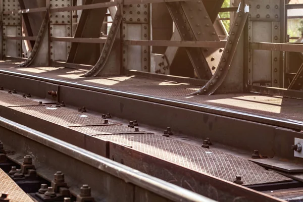 Puente ferroviario, detalle en vías, placas de acero, tuercas grandes y perno —  Fotos de Stock