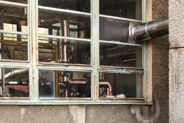 Kleine oude verwarmingsinstallatie ramen van buiten. Bedekte warmtebuizen — Stockfoto