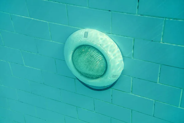 Ηλεκτρικό φως στην πισίνα σε μπλε πλακάκια τοίχου, ήλιος λάμπει — Φωτογραφία Αρχείου