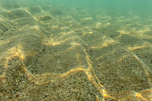 Неглибоке дно моря, піщані "духи", освітлені сонцем. Анотація морського спини — стокове фото