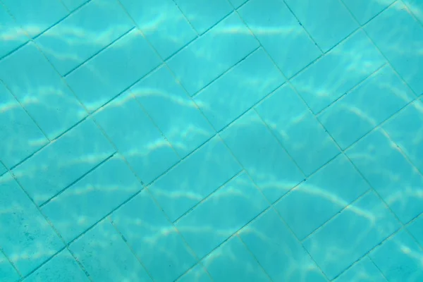 Podwodne zdjęcie - stare dno basenu. Niebieski wzór płytek — Zdjęcie stockowe