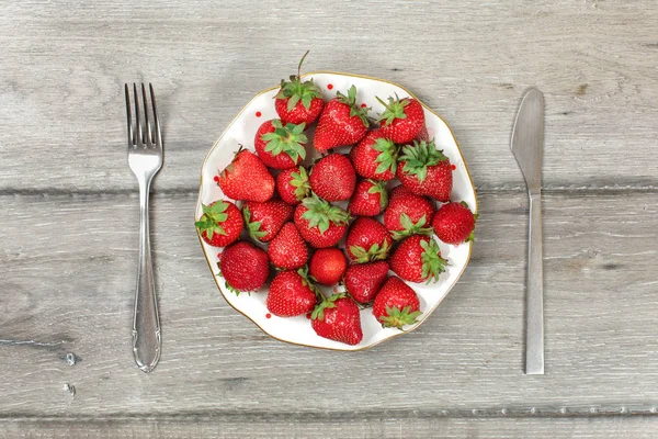Vista de la mesa, plato con fresas en escritorio de madera gris , — Foto de Stock