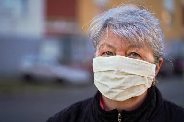 Starsza Kobieta Domu Zrobiła Maskę Wirusa Nosa Zewnątrz Zamazane Tło — Zdjęcie stockowe