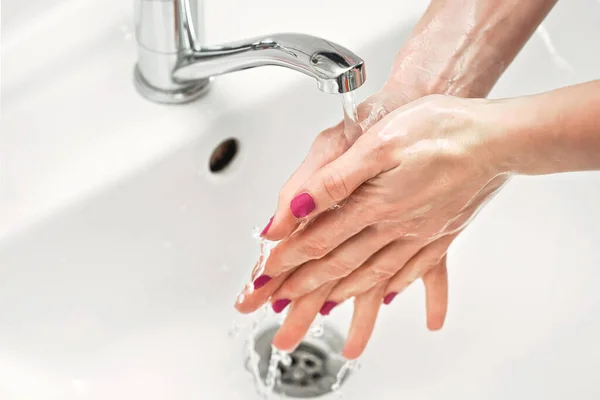 Wanita Muda Mencuci Tangannya Bawah Keran Air Detail Pada Lapisan — Stok Foto