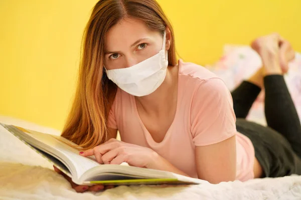 Młoda Kobieta Ustach Nos Domu Bawełniana Maska Wirusa Leżąca Łóżku — Zdjęcie stockowe