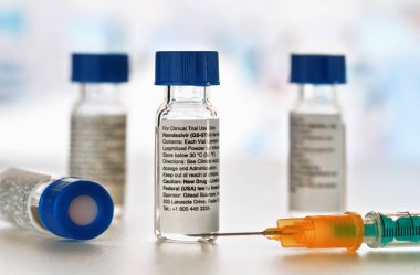 Liptovsky Hradok, Slovakya - 20 Nisan 2020: Tıbbi şişeler üzerindeki Remdesivir talimatları etiketi, yanında enjeksiyon şırıngası. GS-5734, Gilead Sciences tarafından geliştirilen antiviral bir ilaç. Muhtemel koronavirüs tedavisi.