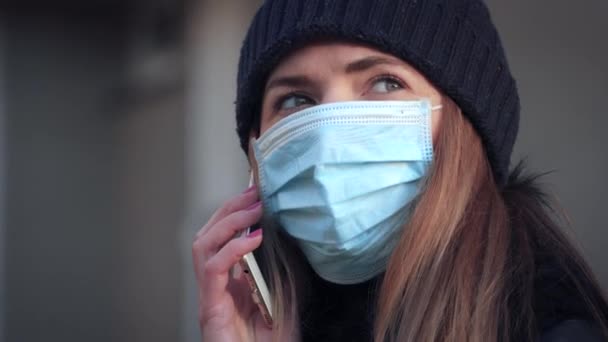 Jonge Vrouw Draagt Wegwerpblauw Virus Gezicht Neus Masker Praten Mobiele — Stockvideo