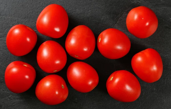 Vista Arriba Hacia Abajo Docena Mini Tomates Escritorio Piedra Negro — Foto de Stock