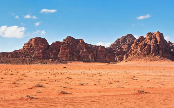 Rosso Deserto Polveroso Con Grande Massiccio Roccioso Cielo Blu Sullo — Foto Stock