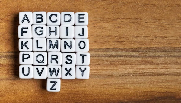 Conjunto Letras Pequenas Contas Brancas Alfabeto Inteiro Mesa Madeira Vista — Fotografia de Stock