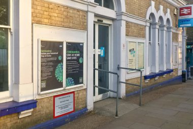 Londra, Birleşik Krallık - 27 Nisan 2020: Blackheath tren istasyonunda sergilenen NHS danışma notu, yolcuların sadece koronavirüs covid-19 salgını sırasında kesinlikle gerekliyse seyahat etmelerine yol açtı