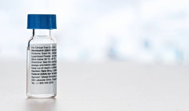Liptovsky Hradok, Slovakya - 20 Nisan 2020: Remdesivir talimatları küçük tıbbi şişe üzerinde, yazı için boşluk. GS-5734, Gilead Sciences tarafından geliştirilen antiviral bir ilaç. Muhtemel koronavirüs tedavisi.