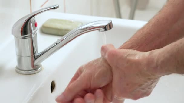 Starszy Mężczyzna Myje Ręce Pod Kranem Szczegóły Zbliżeń Higiena Podczas — Wideo stockowe