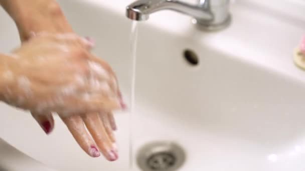 若い女性は石鹸で蛇口を水道水で手を洗う お肌におすすめです 個人衛生の概念 コロナウイルス Covid 19流行予防 — ストック動画