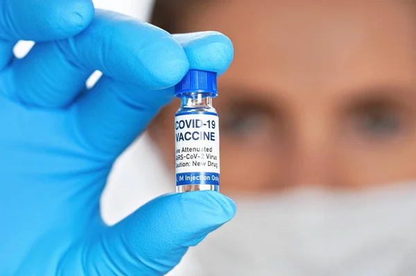 Covid Vaccine 스티커는 제품이 아니라 자신의 디자인이다 이라고 라벨이 유리병을 — 스톡 사진