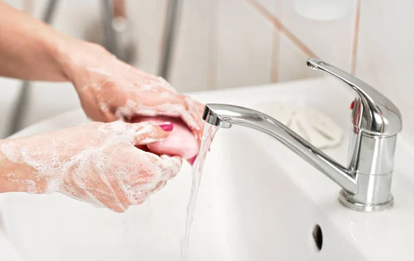 Νεαρή Γυναίκα Πλένει Χέρια Της Κάτω Από Βρύση Ροζ Σαπούνι — Φωτογραφία Αρχείου