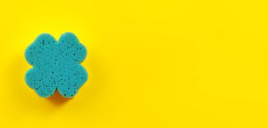 Üst aşağı manzara - sarı panoda mavi banyo süngeri, sağ tarafta metin için boşluk