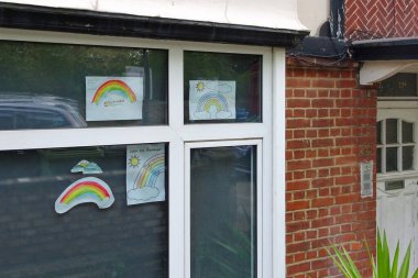 Londra, Birleşik Krallık - Mayıs 04, 2020: Çocuklar, Lewisham 'daki bir evin penceresinde el boyaması gökkuşağı resmi yaptılar.