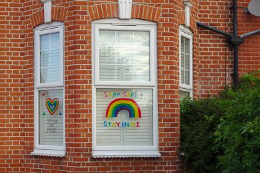 Londra, Birleşik Krallık - Mayıs 04, 2020: Renkli gökkuşağı, Coronavirus salgını sırasında NHS ve kilit çalışanlara minnet göstergesi olarak Lewisham 'daki bir evin camına boyandı