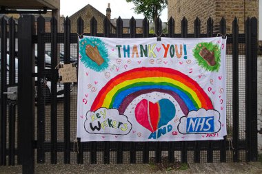 Londra, Birleşik Krallık - Mayıs 04, 2020: Ulusal Sağlık Servisi 'ne ve Lewisham' daki metal çitlerde 19 Mayıs salgını sırasında sergilenen önemli işçilere minnettarlık göstergesi olarak gökkuşaklı büyük pankart