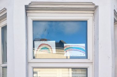 Londra, Birleşik Krallık - 29 Nisan 2020: Coronavirus covid-19 salgını sırasında Lewisham 'daki evde sergilenen NHS' ye teşekkür eden el çizimi gökkuşağı.